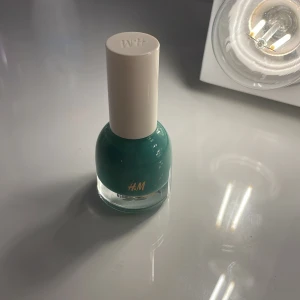 Nagellack - Säljer nu mitt helt oanvända nagellack från H&M Färg : Aventurine Köptes nyss Orginal pris : 50 kr !!OBS!! EJ SPÅRBART