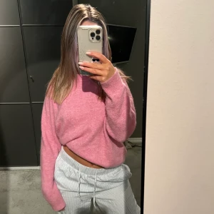 Rosa stickad  - Säljer min fina stickade tröja från zara , knappt använd 💗 