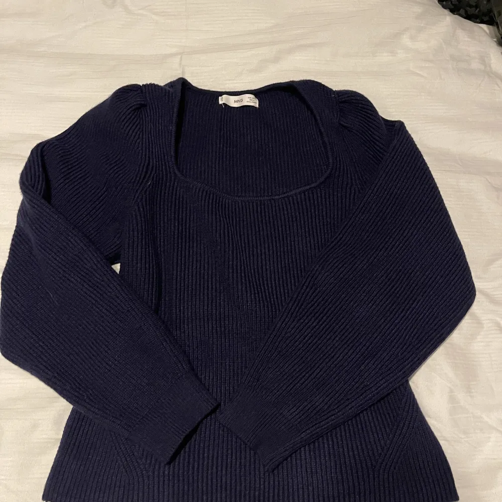 Mörkblå stickad tröja från Mango, aldrig använd, bra kvalitet. Köpt för 399kr och säljer för 130kr. Tröjor & Koftor.