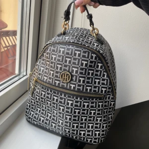 Väska - Säljer denna jättefina väska/ryggsäck från Tommy Hilfiger då den inte kommer till användning längre. Kan skicka eller mötas upp.