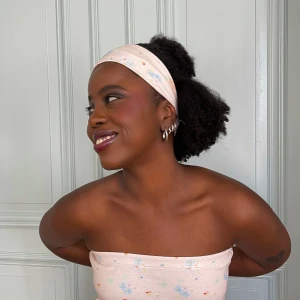 Djerf Avenue summer island hårband - Hårband från Djerf Avenue, aldrig använt och med lapp kvar! 🍒🍓  Köpt för 399kr. Säljer ett likadant i summer berries-printet, bjuder på frakten vid köp av båda <3