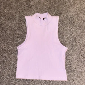 Linnen - Säljer dessa två supersöta linnen eftersom att dom har blivit för små för mig. Båda är i väldigt bra skick men har används en del. Den lila är i strl xs och den gula i 134/140.