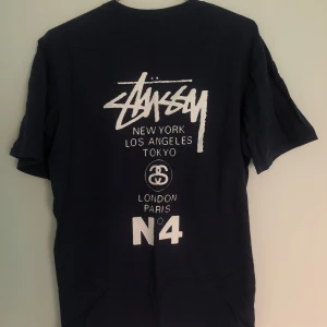Stussy  - Begagnad Stussy tröja från Beyond Retro, knappt använd! Säljs billig då det saknas lapp i kragen:) oversize på mig som är 170