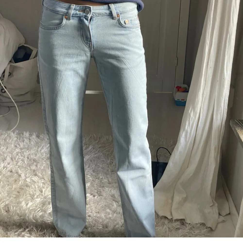 Säljer dessa super snygga jeans från weekday i modellen Arrow low då de tyvärr blivit för stora!:(( Första bilden är lånad från Lova Widerberg, jeansen är i storleken 27/32! Det är bara att skicka ett meddelande om du undrar något 💞. Jeans & Byxor.
