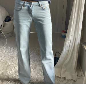 Säljer dessa super snygga jeans från weekday i modellen Arrow low då de tyvärr blivit för stora!:(( Första bilden är lånad från Lova Widerberg, jeansen är i storleken 27/32! Det är bara att skicka ett meddelande om du undrar något 💞