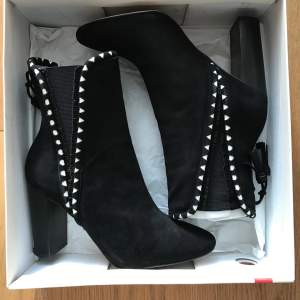 Black leather boots with white details, like new