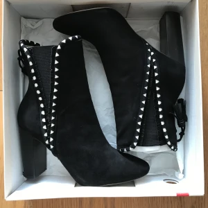 Esprit shoes 38, in a mint condition - Black leather boots with white details, like new