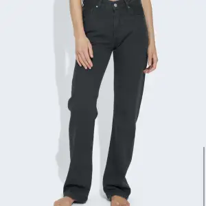 Svarta jeans från bikbok i modellen low straight, köpta för 599kr