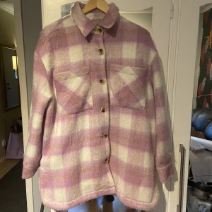 Pieces – Lila rutig skjortjacka i oversize, stl L - Knappt använda Pieces skjorta jacka. Jackan är i storlek L o säljs för den används inte. Jackan har en oversized passform. Den kan skickas på posten elr hämtas i Borlänge. Original pris runt 850 