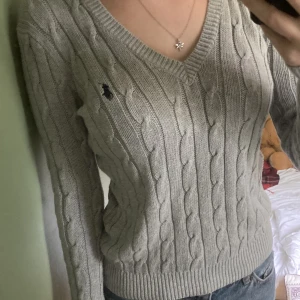 Grå polo Ralph Lauren pullover - Gullig grå pullover från Ralph Lauren. Säljer eftersom att jag knappt använt den. Skriv om du har frågor eller för fler bilder!Jag kan frakta eller mötas upp i Slussen eller Nacka💗🎀