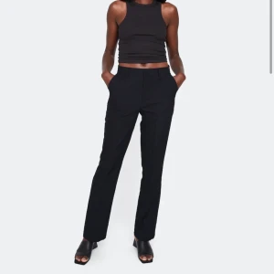 Vilma kostymbyxor från bikbok  - Säljer pågrund av att de har blivit för stora för mig. Jag har även sytt de då de är för långa för mig jag är 157 cm