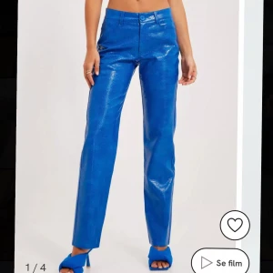Blå skinnbyxor - Köpte dessa byxor från Alice Stenlöfs sellpy butik men tycker inte de sitter bra på mig. De är i väldigt bra skick! 