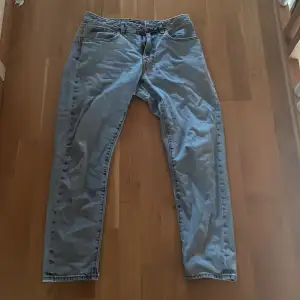 Jag säljer ett par ljusblåa jeans från Vailent. Dom är hyfsat använda men i väldigt bra skick. Lite slitna längst ner på ett av benen. Jag är 180 cm.
