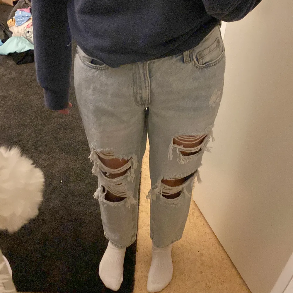 Snygga slitna jeans från Aeropostale. De är köpte i Usa och har aldrig använts. Det är ett par mom jeans och storlek S. De passar mig och jag är 165cm och har storlek S eller M. . Jeans & Byxor.