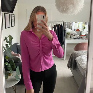Härlig Skjort-blus - Snygg skjort-blus i en härlig färg. Så fin modell! Har tyvärr inte kommit till användning på senaste och säljs därav❣️