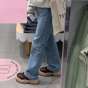 Raka blåa jeans - Raka/Straight blåa high waist jeans i storlek 36. Jag köpte de via en annan säljare här på Plick, därav är det ursprungliga märket okänt för mig. Materialet är väldigt stretchigt, så det går lätt att vika ned kanterna för att skapa en low waisted look!
