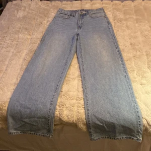 Jeans - Ett par utsvängda jeans