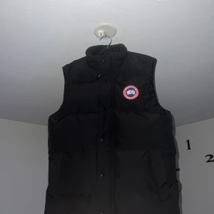 Canada goose vest - Nästan helt nyskick använd i 2månader, köpt på nk,tag och kvitto finns
