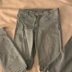 Blå jeans Skinny Fit & Denim - Nästan aldrig använda blå fina jeans från Skinny Fit & Denim. Storlek= EUR 152❤️Går att stretcha