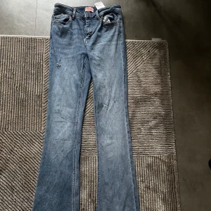 Low waist bootcut byxor - Säljer dessa low waist bootcut byxorna! Nypris 500 säljer för 250