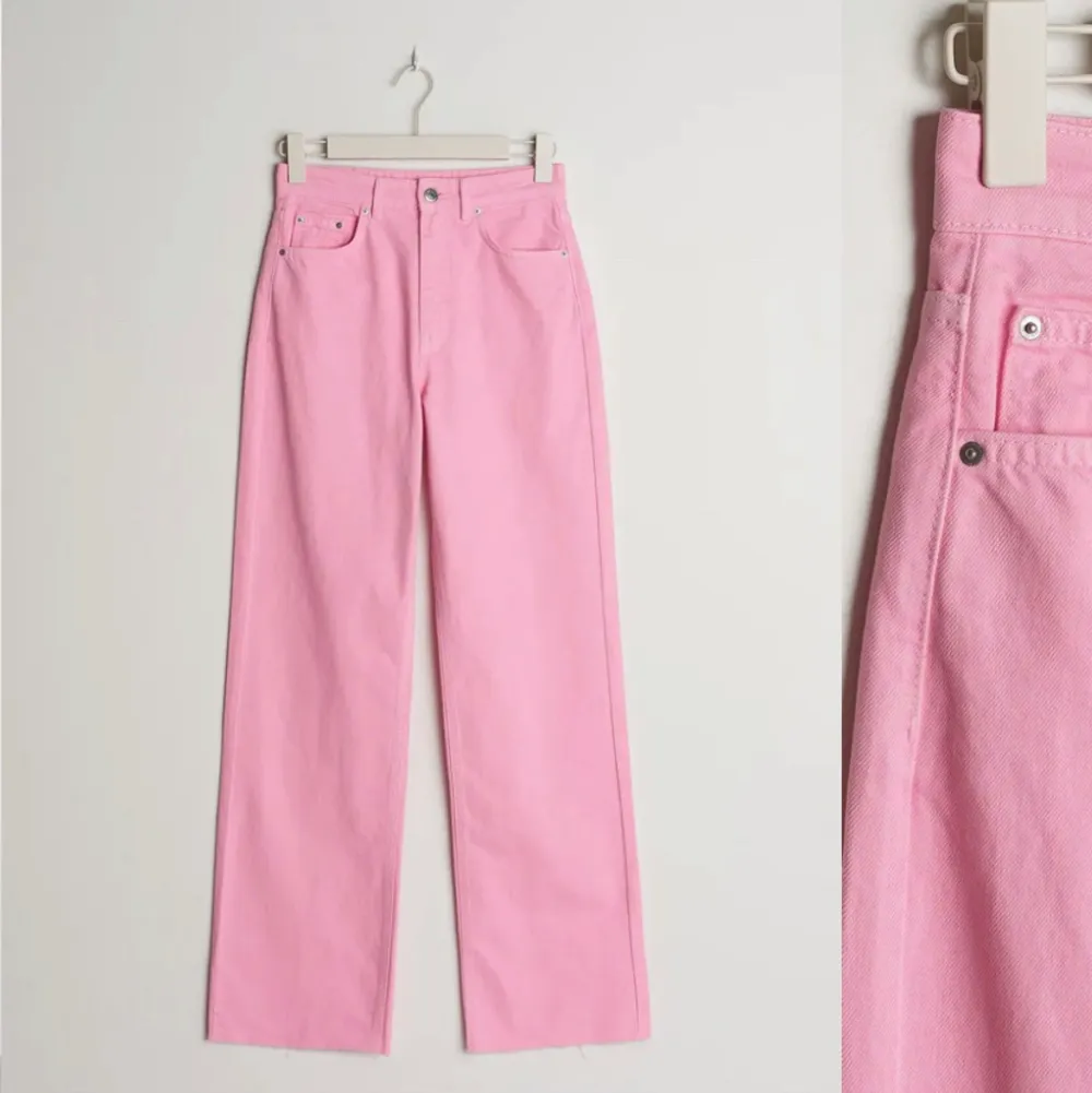 Säljer mina rosa jeans då dem inte kommer till användning längre. Avklippta ca 3 cm. Använda fåtal gånger, köpta 2021. Helt slutsålda online. Strl 32/xs  !!Köparen står för frakt!!. Jeans & Byxor.