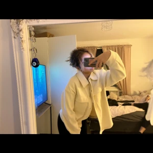 Gina - Säljer min gina ”kappa” som är beige o i storlek S superfin o skön, köpt för 500 tror jag o säljer för 200kr❤️