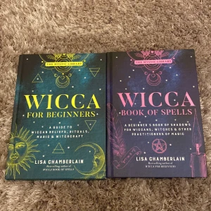 Wicca böcker  - Två st Witchcraft böcker. Den lila: Wicca Book Of Spells, 139kr inklusive frakt.     Den gröna: Wicca For beginners, 99kr inklusive frakt. - Den är fel tryckt på en av sidorna men det går fortfarande att läsa sidan.   238kr tillsammans inklusive frakt.