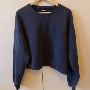 Supersnygg sweatshirt från BikBok som är använd ett fåtal gånger. Kommer tyvärr aldrig till användning men i fint skick utan slitningar. Storlek M men passar S och XS också. Köpt för 350, säljer för 200 men kan sänka. Återkom för fler bilder ☺️