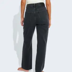 Svarta jeans från bikbok i modellen regular wide, sparsamt använda. Storlek 31, längd 32. Dem är långa på mig som är 167/168. 💘