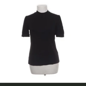 Ribbad tröja  - Fin tröja men som jag ej gillade passformen på! Dem om fler bilder på (bilderna är från Sellpy)