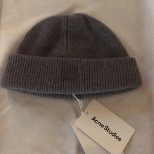 Acne Mössa - Acne mössa i fint skick.  Köparen står för frakt, Bara att skriva för fler bilder. Priset inte hugget i sten.