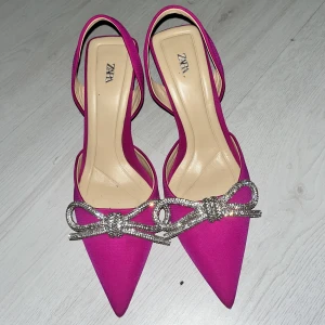 38 - Hej jag säljer mina zara skor  Jag fick den present har aldrig använt den den är lite för stor jag skulle rekommendera om du tar 39 den passar dig och om du har Tjocka fötter den ochså passar dig  Man har köpte den för 800kr jag säljer halv pris