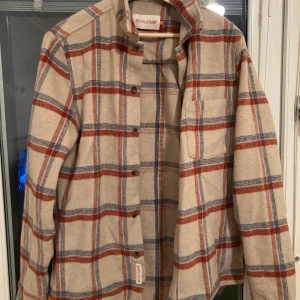 Revolution skjorta size M - En skjorta från märket Revolution. 1000kr nypris. Använd ett fåtal gånger, så gott som ny. Skriv ifall du vill ha bättre bilder :)