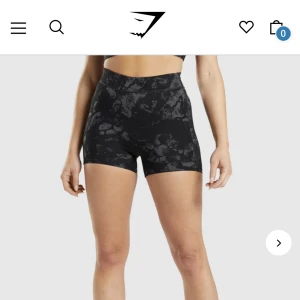 KK fit x Gymshark Shorts - KK fit shorts i Stl XS. Helt slutsålda, oanvända av mig. +65kr frakt. Från gymsharks hemsida: - High rise fit - Shallow waistband - Screen-printed silicone logo - Buttery feel, supportive fabric - Internal ruching to back rise - Raised front 