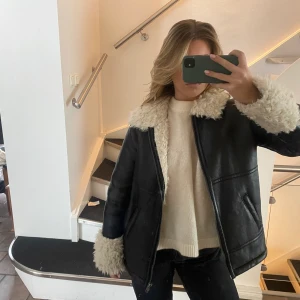 Faux leather jacka med päls - Supervarm och tuff jacka från NA-KD. Har inga märken, fläckar eller anmärkningar. Använd vid ett fåtal gånger. Oversize Skriv privat för fraktkostnad