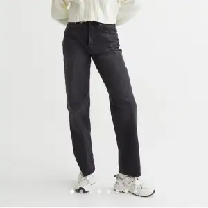 Hm 90s straight jeans använda fåtal gånger så bra skick. Säljer då de är för stora obs: de är mer svarta än vad de på modellen har