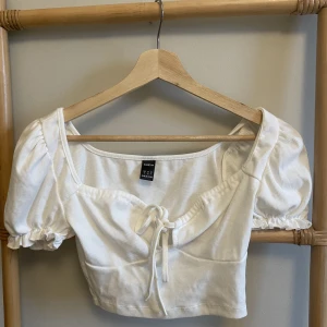 Söt topp från Shein aldrig använd - Så söt vit topp från Shein aldrig använd! 30:- strl S