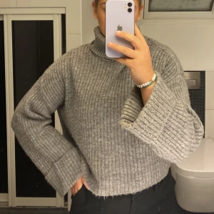 Polo tröja - Världens gosigaste polo tröja nu till vintern, varm och skön. Jätte fint skick, använd ca 3gånger. Frakt tillkommer