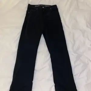 Svarta dam jeans size 30 length 32 med slits vid anklarna. Bra skick då jeansen är näst intill oanvända 