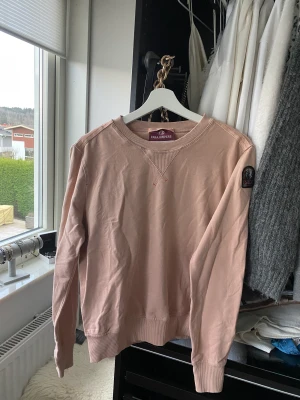 parajumpers tröja  - Jättefin rosa parajumers sweaters med fleece material inuti. Passar både till tjejer och killar men är lite mindre i storleken. Köpt för 1900. Kan tänka mig att gå ner i pris vid snabb affär