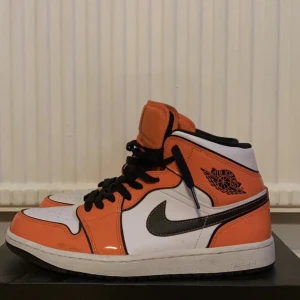 Air Jordan 1 Mid Turf orange ( 43 ) - Säljer nu mina jordans 1 mid turf orange. Storlek 43 Skick : 9/10 Endast Använda 1 gång, box medföljer  Hör av er om ni undrar något 
