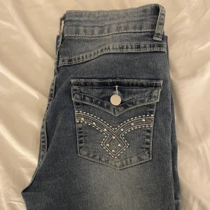 Jeans - Säljer nu mina jeans då dem inte kommer till användning , använda fåtal gånger! Bra skick!💕 Kan mötas upp i Jönköping eller frakta, köparen står för frakten💕