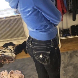 True religion jeans - Jättesnygga jeans från tr (skinny), knappt använda. Sitter bra på mig som bär en xs/s och är 165🌸💗 TRYCK INTE PÅ KÖP NU