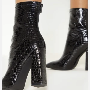 Pretty little thing croc heel boots - 🐊säljer dessa sjukt fina croc heel boots från pretty little thing. Endast använda 1 gång, säljer då jag tycker dom är obekväma att gå i och därav priset. Köptes för 500:- säljer för 150:-. Klacken är 12cm. Storlek 5 UK vilket motsvarar 38 EU