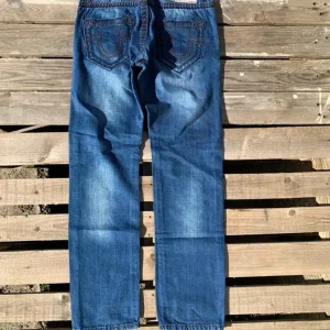 Ett par feta trues i strl 32 - Ett par feta trues som är i väldigt bra skick. Har använt de men inget man kan se. Passformen är skit najs och vill sälja de för har börjat med en ny stil. 