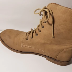 Juliet - Väldigt vacker. Använd. Storlek=39. Original pris= 550 kr. Säljer för= 75 kr