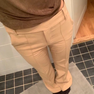 Lågmidjade kostymbyxor  - Beiga kostymbyxor med låg/mid waist. Storlek XS från zara (passar S) jag är 165cm