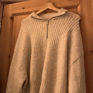 Stickad zip tröja  - Stickad zip tröja, från monki, knappt använd! 