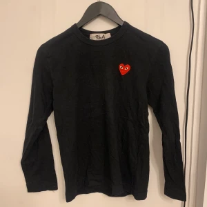 CdG tröja - Säljer min cdg tröja då den inte kommer till användning längre☺️