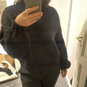 Svart stickad tröja - Svart tjock tröja från NA-KD köpt för 399kr. Använd mycket så helt okej skick. Skriv för fler bilder